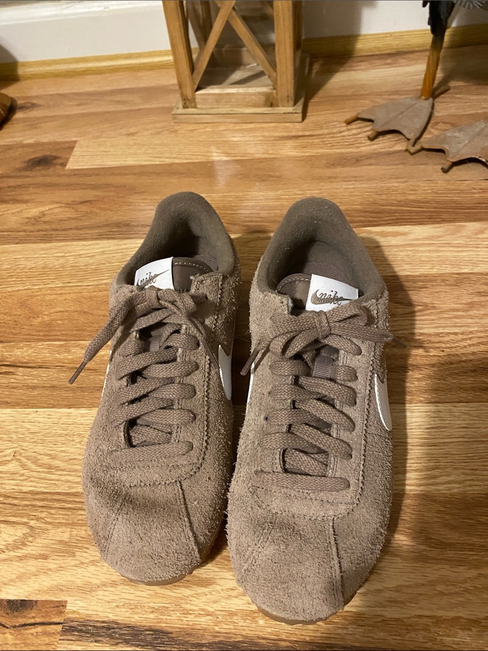 Nike Women’s Suede Sneakers in Taupe with White Swoosh - Picture 2 of 8